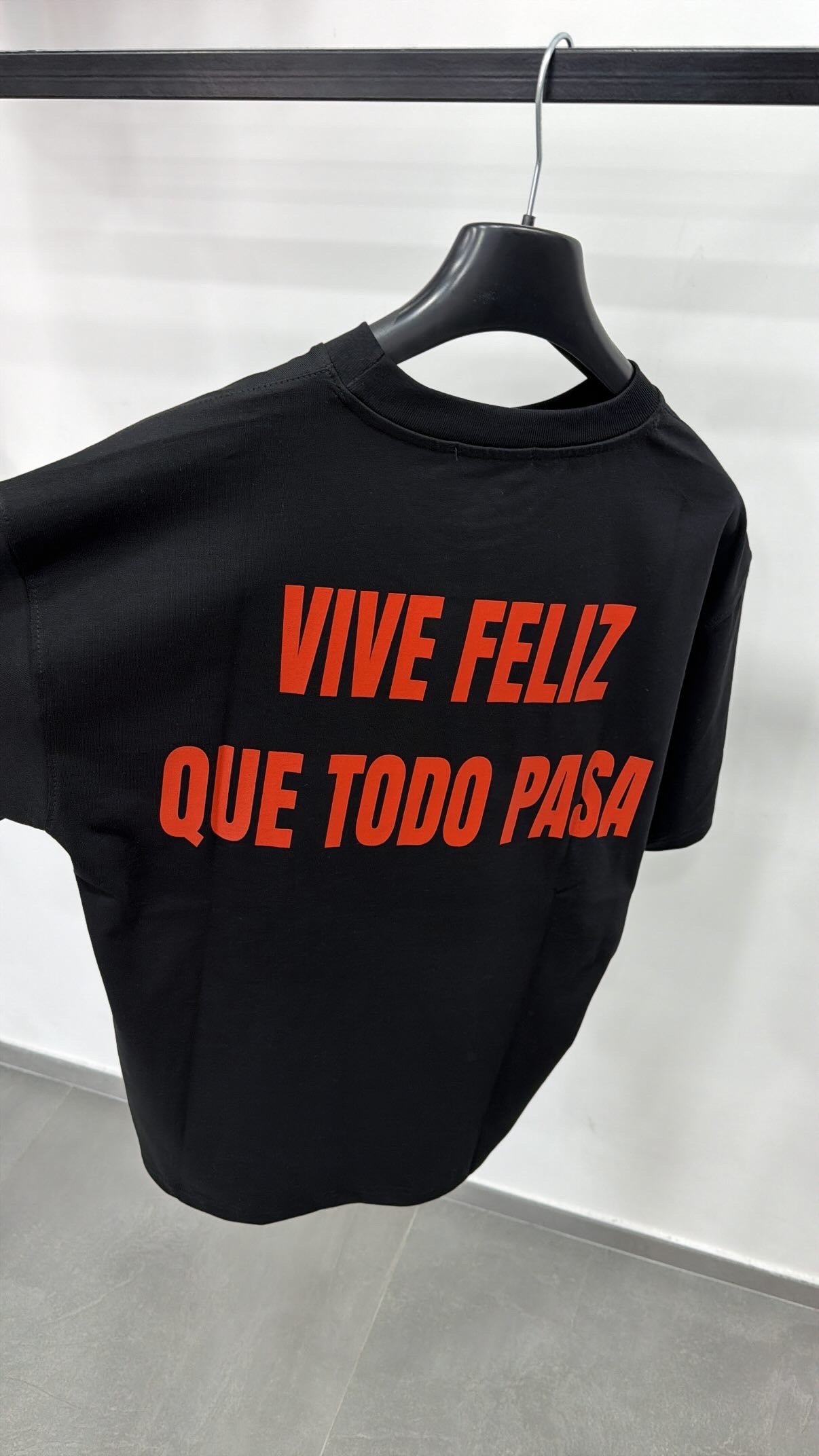 T-shirt Vive Feliz stampa rossa